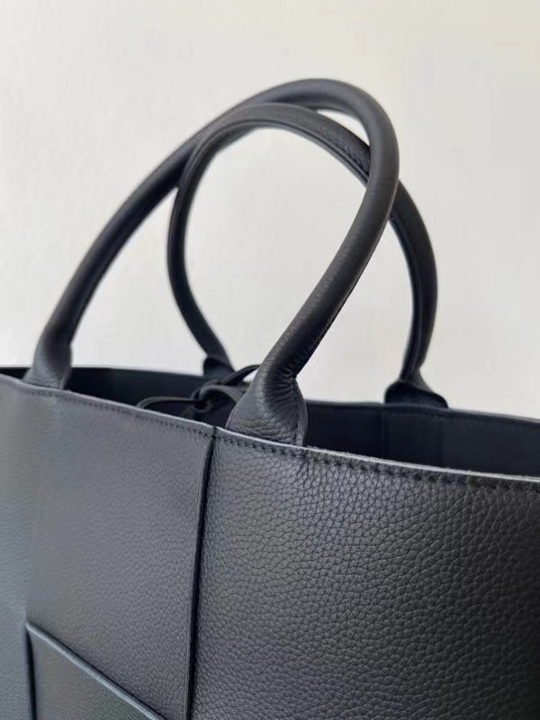 Bottega Veneta Arco Small Tote In Black Grained Leather Replica