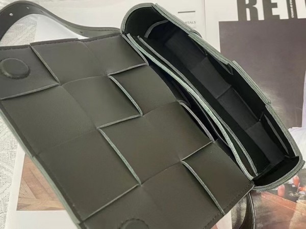 Bottega Veneta Cassette Belt Bag In Black Intrecciato Leather Replica