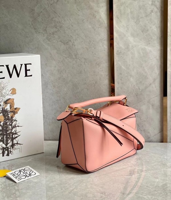 The Loewe Puzzle small bag in Blossom calfskin leather Replica is a beautiful and feminine bag that is perfect for everyday use. The bag features